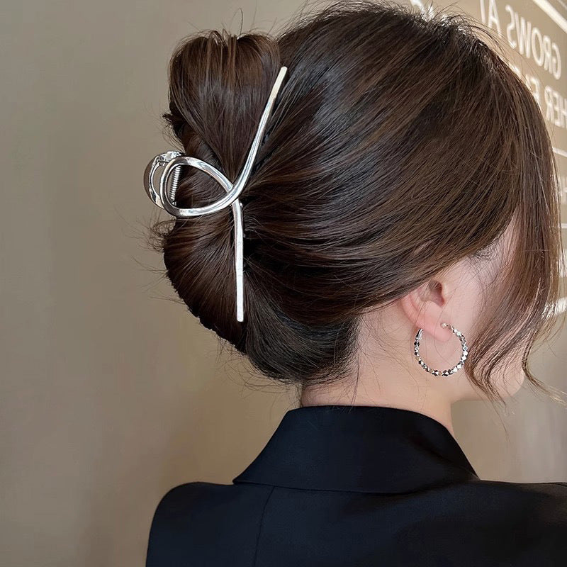 Oversized Pearl Wave Claw Clip