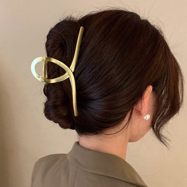 Oversized Pearl Wave Claw Clip