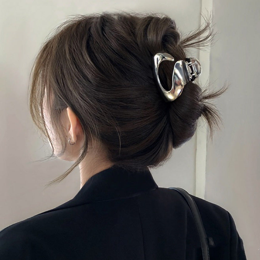 Oversized Pearl Wave Claw Clip