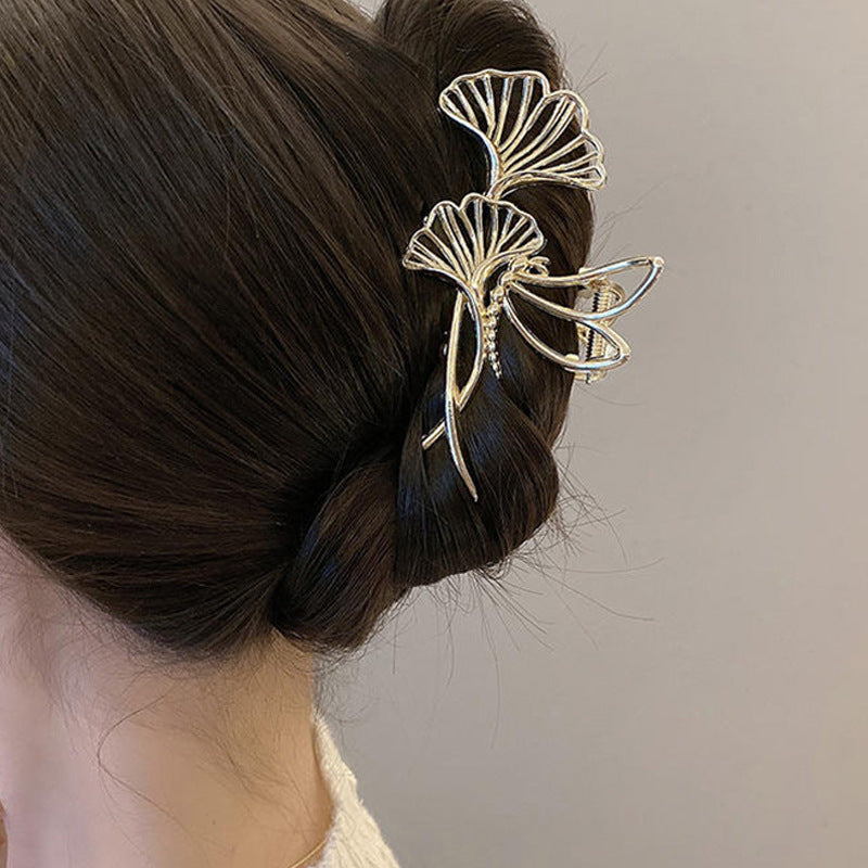 Oversized Pearl Wave Claw Clip