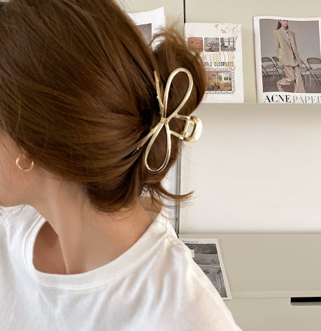 Oversized Pearl Wave Claw Clip