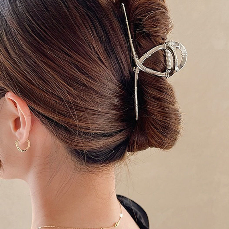 Oversized Pearl Wave Claw Clip