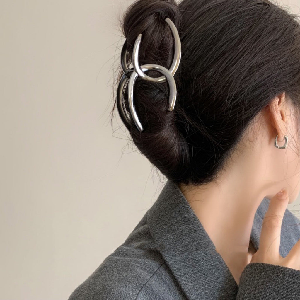 Oversized Pearl Wave Claw Clip