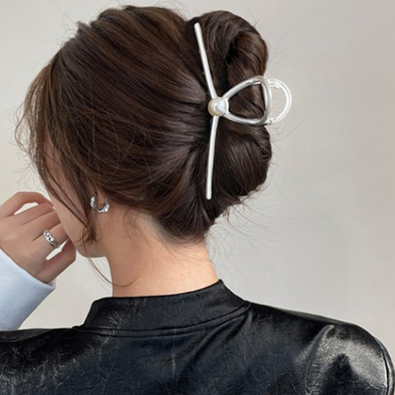 Oversized Pearl Wave Claw Clip