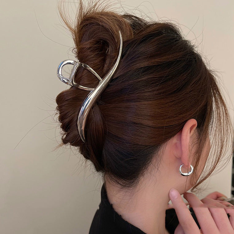 Oversized Pearl Wave Claw Clip