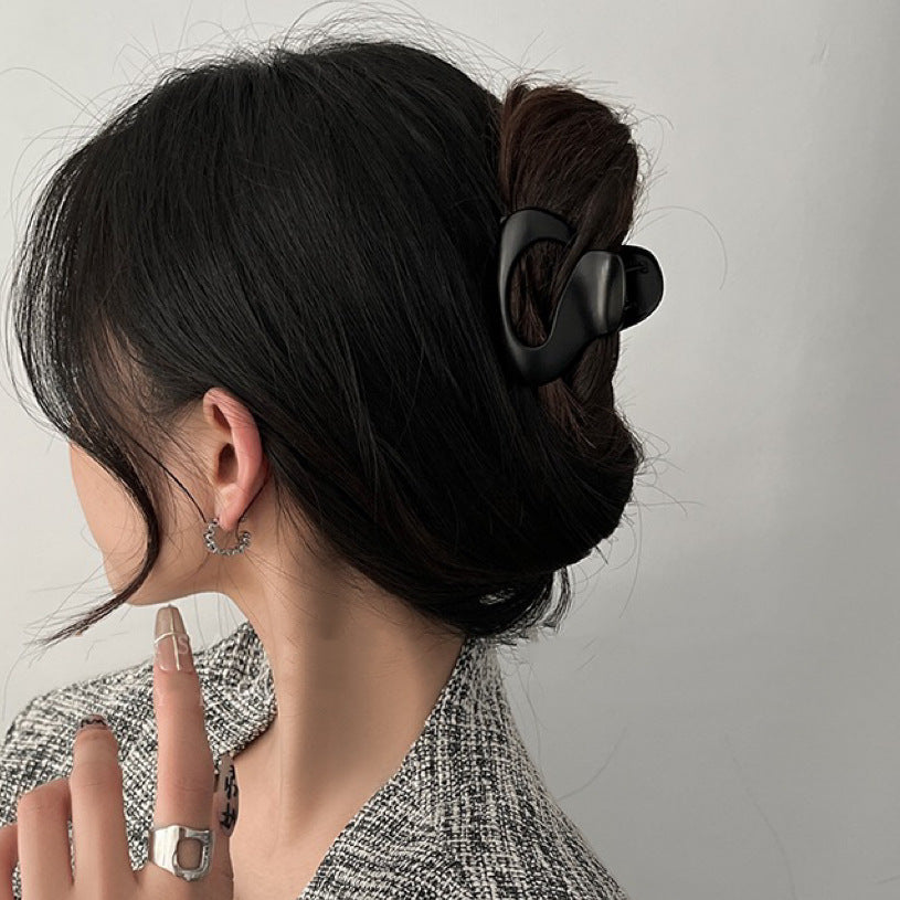 Oversized Pearl Wave Claw Clip