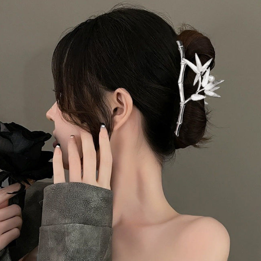 Oversized Pearl Wave Claw Clip