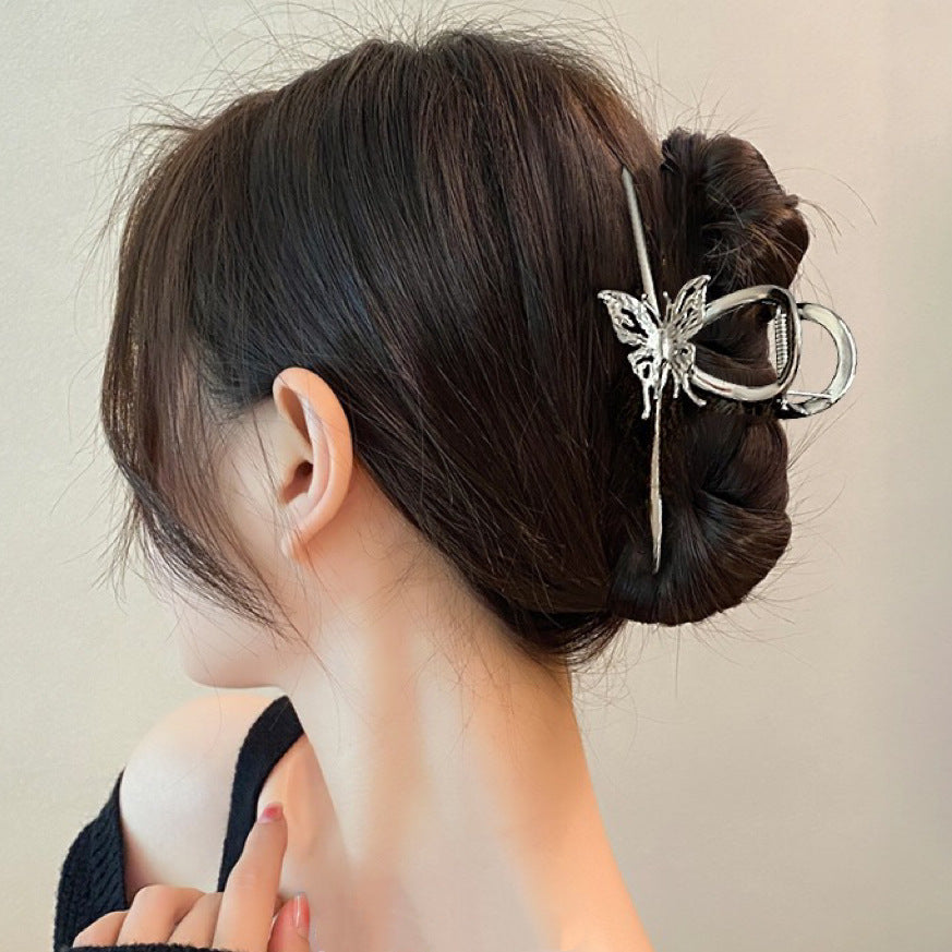 Oversized Pearl Wave Claw Clip