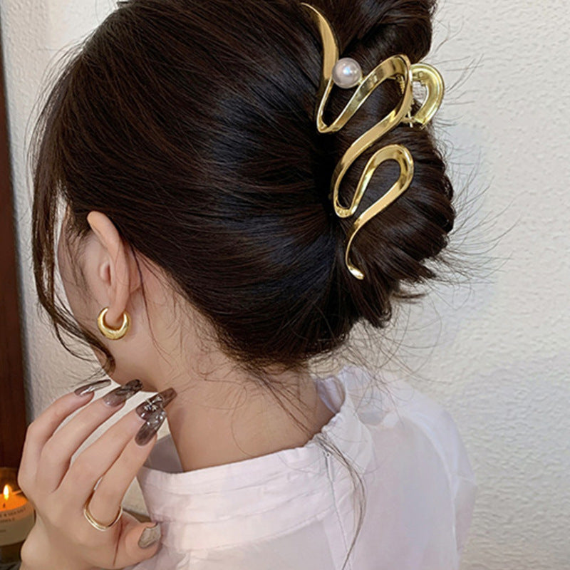 Oversized Pearl Wave Claw Clip